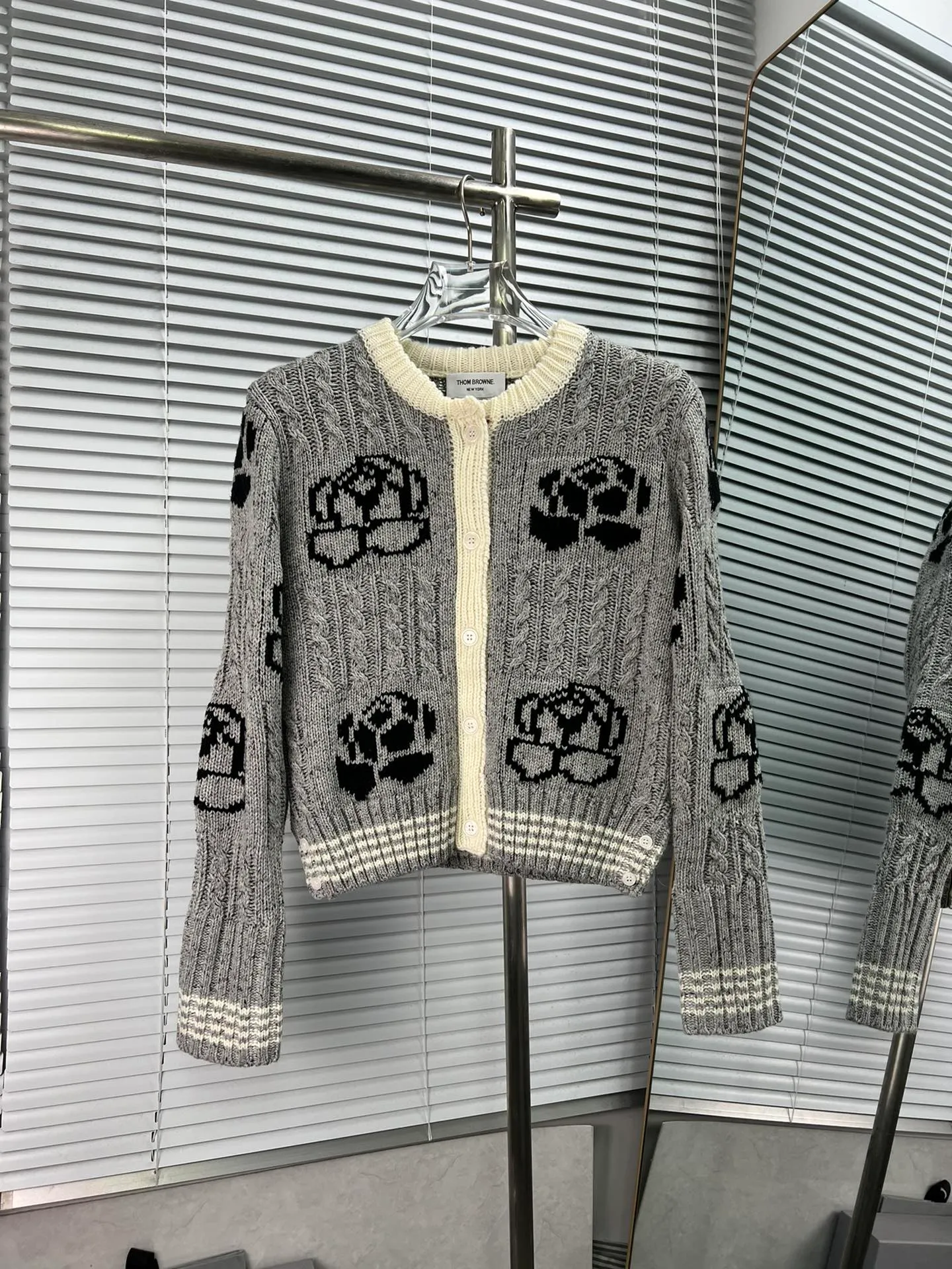 THOM BROWNE New Arrival 𝐃𝐞𝐭𝐚𝐢𝐥 ： TB ， ， ， ， ooookkkkkk ， ， ， ， T look jue 📍𝐂𝐨𝐥𝐨𝐮𝐫 ： 🆚Gray 📍𝐒𝐢𝐳𝐞Size：0.1.2 (S.M.L)